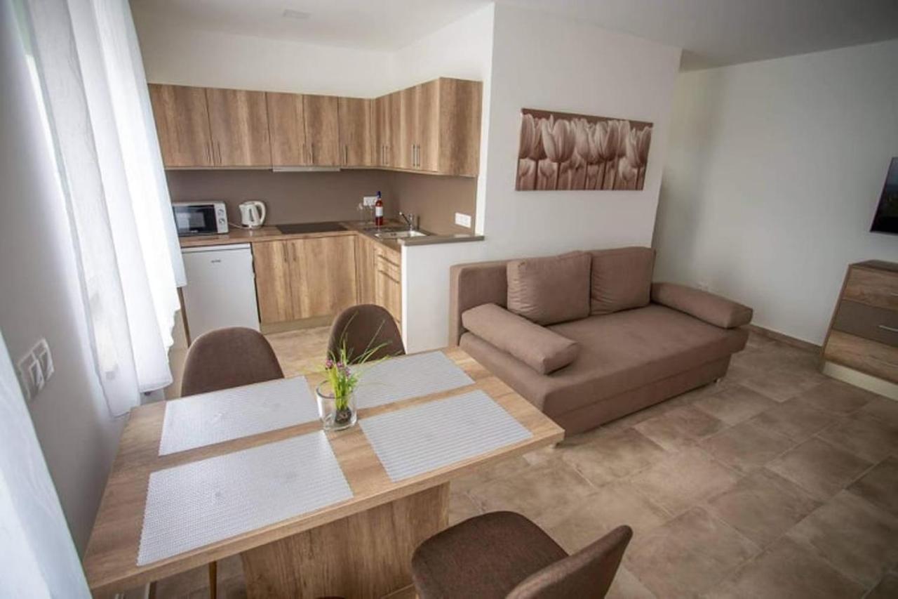 Sárvár Mona Apartman מראה חיצוני תמונה